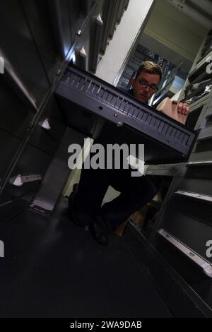 Forces militaires AMÉRICAINES. 180627FP878-054 NORTH SEA (27 juin 2018) Spécialiste logistique de 3e classe Robert Lacina fait l'inventaire des pièces à bord du destroyer de missiles guidés de classe Arleigh Burke USS Bainbridge (DDG 96) le 27 juin 2018. Bainbridge, domicilié à la base navale de Norfolk, mène des opérations navales dans la zone d'opérations de la 6e flotte américaine à l'appui des intérêts de sécurité nationale des États-Unis en Europe et en Afrique. (Photo de l'US Navy par Theron J. Godbold, spécialiste en communication de masse de 1e classe/publié) Banque D'Images