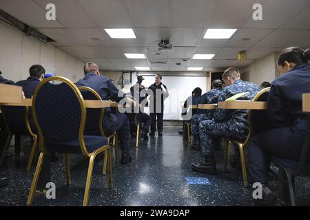 Forces militaires AMÉRICAINES. 180626XT273-362 NORTH SEA (26 juin 2018) l'hospitalière Carolyn Dunhamm enseigne les premiers soins à bord du navire de commandement et de contrôle de la classe Blue Ridge USS Mount Whitney (LCC 20) le 26 juin 2018, en mer du Nord. Le Mount Whitney, déployé à Gaeta, en Italie, opère avec un équipage combiné de marins de la marine américaine et de marins de la fonction publique du Military Sea Lift Command. (Photo de l'US Navy par Justin Stumberg, spécialiste en communication de masse de 1e classe/publié) Banque D'Images