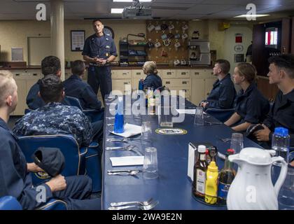 Forces militaires AMÉRICAINES. 180629TJ319-0020 GDYNIA, Pologne (29 juin 2018) le chef maître de commandement Paul Loomis accueille midshipman lors d'un accueil à bord d'un brief dans le cadre du programme d'entraînement d'été midshipman à bord du navire de débarquement de classe Harpers Ferry USS Oak Hill (LSD 51), à Gydnia, Pologne, le 29 juin 2018. Oak Hill, dont le siège se trouve à Virginia Beach, en Virginie, mène des opérations navales dans la zone d'opérations de la 6e flotte américaine. (Photo de la marine américaine par Jessica L. Dowell, spécialiste en communication de masse de 3e classe/publié) Banque D'Images