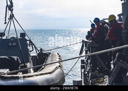 Forces militaires AMÉRICAINES. 180630JI086-068 BAIE DE CADIX, Espagne (30 juin 2018) des marins affectés au destroyer de missiles guidés de classe Arleigh Burke USS porter (DDG 78) abaissent un bateau pneumatique à coque rigide, le 30 juin 2018. Porter, déployé à l’avant à Rota, en Espagne, en est à sa cinquième patrouille dans la zone d’opérations de la 6e flotte américaine en appui aux intérêts de sécurité nationale des États-Unis en Europe et en Afrique. (Photo de l'US Navy par Ford Williams, spécialiste des communications de masse de 2e classe/publiée) Banque D'Images