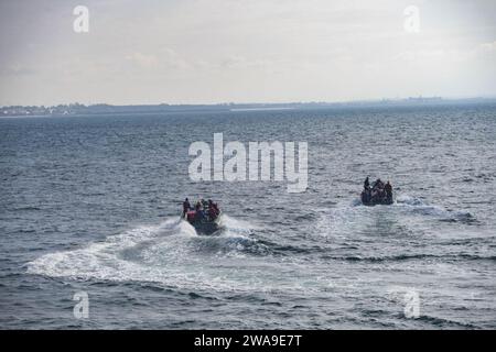 Forces militaires AMÉRICAINES. 180630JI086-105 BAIE DE CADIX, Espagne (30 juin 2018) des marins pilotent des bateaux pneumatiques à coque rigide à partir du destroyer de missiles guidés de classe Arleigh Burke USS porter (DDG 78) lors d'opérations en petits bateaux, le 30 juin 2018. Porter, déployé à l’avant à Rota, en Espagne, en est à sa cinquième patrouille dans la zone d’opérations de la 6e flotte américaine en appui aux intérêts de sécurité nationale des États-Unis en Europe et en Afrique. (Photo de l'US Navy par Ford Williams, spécialiste des communications de masse de 2e classe/publiée) Banque D'Images