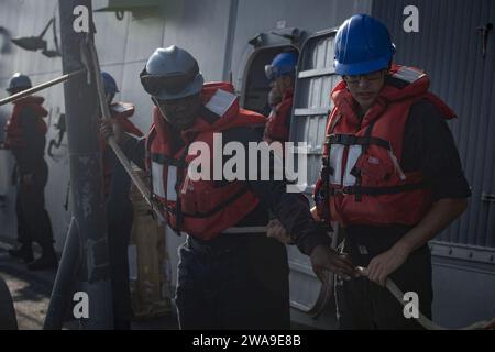 Forces militaires AMÉRICAINES. 180630JI086-074 BAY OF CADIX, Espagne (30 juin 2018) Boatswain's Mate de 3rd Class Bijan Dawson, à gauche, et le matelot Andrew Pojar, tous deux affectés au destroyer de missiles guidés de classe Arleigh Burke USS porter (DDG 78), ligne de manutention lors d'opérations de petits bateaux, le 30 juin 2018. Porter, déployé à l’avant à Rota, en Espagne, en est à sa cinquième patrouille dans la zone d’opérations de la 6e flotte américaine en appui aux intérêts de sécurité nationale des États-Unis en Europe et en Afrique. (Photo de l'US Navy par Ford Williams, spécialiste des communications de masse de 2e classe/publiée) Banque D'Images