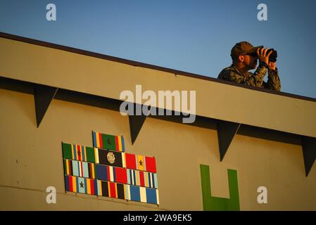 Forces militaires AMÉRICAINES. 180707XT273-353 DÉTROIT DE DARDANELLES (7 juillet 2018) le capitaine d'armes Mark Miller fait la garde à bord du navire de commandement et de contrôle de la classe Blue Ridge USS Mount Whitney (LCC 20) alors qu'il transite dans le détroit de Dardanelles, le 7 juillet 2018. Le Mount Whitney, déployé à Gaeta, en Italie, opère avec un équipage combiné de marins de la marine américaine et de marins de la fonction publique du Military Sea Lift Command. (Photo de l'US Navy par Justin Stumberg, spécialiste en communication de masse de 1e classe/publié) Banque D'Images