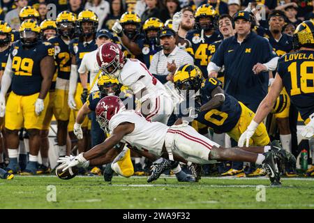 Alabama Crimson Tide Defensive back Caleb Downs (2) récupère un fumble lors de la demi-finale de la CFP au Rose Bowl Game contre les Wolverines du Michigan, Banque D'Images