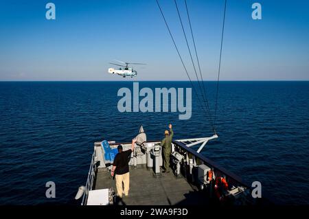 Forces militaires AMÉRICAINES. 180711XT273-688 BLACK SEA (11 juillet 2018) Capt Richard Aguilar, commandant, et Military Sealift Command Kerry Grubb, second en chef, fait des vagues sur un hélicoptère Ka-27 ukrainien à bord du navire de commandement et de contrôle de la classe Blue Ridge USS Mount Whitney (LCC 20) en mer Noire, au cours de l'exercice Sea Breeze 2018, juillet 11. Sea Breeze est un exercice maritime multinational organisé conjointement par les États-Unis et l'Ukraine en mer Noire et conçu pour améliorer l'interopérabilité des pays participants et renforcer la sécurité maritime dans la région. (Photo de l'US Navy par Mass communication Spec Banque D'Images