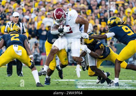 Alabama Crimson Tide Running back Jase McClellan (2) court le ballon lors de la demi-finale du CFP au Rose Bowl Game contre les Wolverines du Michigan, LUN Banque D'Images