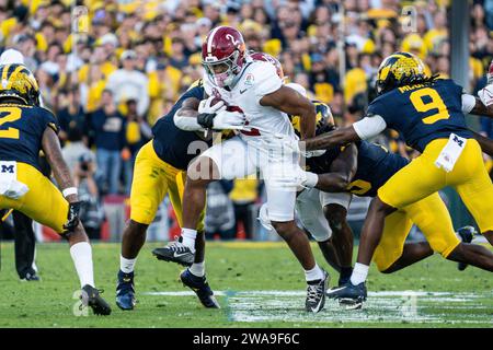 Alabama Crimson Tide Running back Jase McClellan (2) court le ballon lors de la demi-finale du CFP au Rose Bowl Game contre les Wolverines du Michigan, LUN Banque D'Images