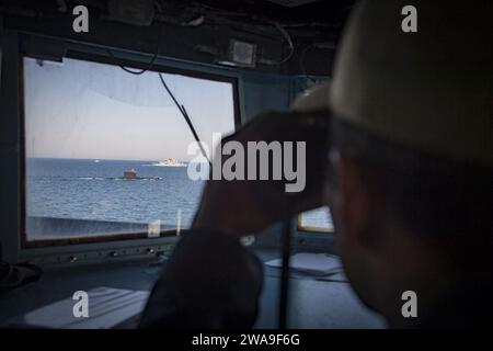 Forces militaires AMÉRICAINES. 180713JI086-061 BLACK SEA (13 juillet 2018) Boatswain's Mate de 2e classe Josh Adams, affecté au destroyer de missiles guidés de classe Arleigh Burke USS porter (DDG 78), observe alors que des navires des pays participant à l'exercice Sea Breeze 2018 naviguent en formation lors d'un exercice photo en mer Noire, juillet 13. Sea Breeze est un exercice maritime multinational organisé conjointement par les États-Unis et l'Ukraine en mer Noire et conçu pour améliorer l'interopérabilité des pays participants et renforcer la sécurité maritime dans la région. (Photo de l'US Navy par Mass communication Specialist 2nd C Banque D'Images