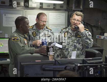 Forces militaires AMÉRICAINES. 6, 2018) le contre-amiral Cedric Pringle, à gauche, commandant du Groupe expéditionnaire d’attaque (ESG) 3, le capitaine de la Royal Australian Navy Paul O’Grady et le commodore Ivan Ingham, commandant du Groupe opérationnel combiné 176, discutent au téléphone des exercices à venir avec le commodore Pablo Niemann, commandant de la composante maritime des forces combinées pour l’exercice Rim of the Pacific (RIMPAC) de 2018, lors d’un briefing de mise à jour de la bataille au Centre des opérations interarmées du navire d’assaut amphibie USS Bonhomme Richard (LHD 6). Vingt-cinq nations, 46 navires, cinq sous-marins, environ 200 avions et 25,0 Banque D'Images