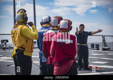 Forces militaires AMÉRICAINES. 180719JI086-099 BLACK SEA (19 juillet 2018) des marins à bord du destroyer de missiles guidés de classe Arleigh Burke USS porter (DDG 78) effectuent un exercice de lutte contre les incendies dans le poste de pilotage, le 19 juillet 2018. Porter, déployé à l’avant à Rota, en Espagne, en est à sa cinquième patrouille dans la zone d’opérations de la 6e flotte américaine en appui aux intérêts de sécurité nationale des États-Unis en Europe et en Afrique. (Photo de l'US Navy par Ford Williams, spécialiste des communications de masse de 2e classe/publiée) Banque D'Images