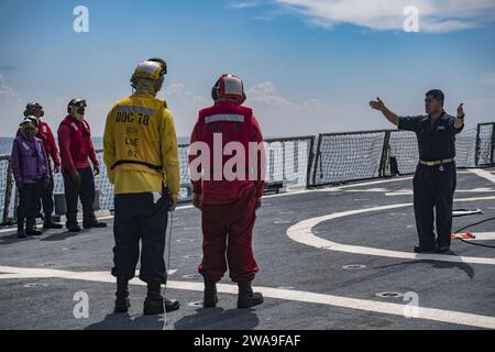 Forces militaires AMÉRICAINES. 180719JI086-089 BLACK SEA (19 juillet 2018) des marins à bord du destroyer de missiles guidés de classe Arleigh Burke USS porter (DDG 78) effectuent un exercice de lutte contre les incendies dans le poste de pilotage, le 19 juillet 2018. Porter, déployé à l’avant à Rota, en Espagne, en est à sa cinquième patrouille dans la zone d’opérations de la 6e flotte américaine en appui aux intérêts de sécurité nationale des États-Unis en Europe et en Afrique. (Photo de l'US Navy par Ford Williams, spécialiste des communications de masse de 2e classe/publiée) Banque D'Images