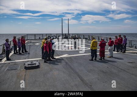 Forces militaires AMÉRICAINES. 180719JI086-101 BLACK SEA (19 juillet 2018) des marins à bord du destroyer de missiles guidés de classe Arleigh Burke USS porter (DDG 78) effectuent un exercice de lutte contre les incendies dans le poste de pilotage, le 19 juillet 2018. Porter, déployé à l’avant à Rota, en Espagne, en est à sa cinquième patrouille dans la zone d’opérations de la 6e flotte américaine en appui aux intérêts de sécurité nationale des États-Unis en Europe et en Afrique. (Photo de l'US Navy par Ford Williams, spécialiste des communications de masse de 2e classe/publiée) Banque D'Images