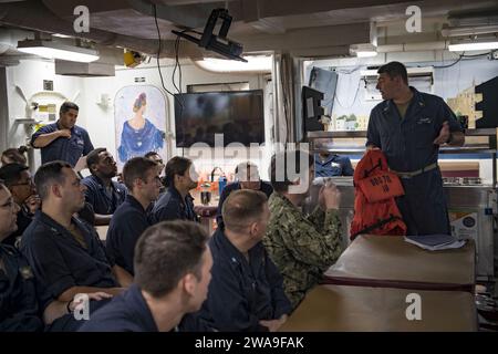 Forces militaires AMÉRICAINES. 180719JI086-013 BLACK SEA (19 juillet 2018) Dmitry Spiridonov, second chef Boatswain's Mate Dmitry Spiridonov, dirige une formation à la sécurité des petits bateaux à bord du destroyer de missiles guidés de classe Arleigh Burke USS porter (DDG 78), le 19 juillet 2018. Porter, déployé à l’avant à Rota, en Espagne, en est à sa cinquième patrouille dans la zone d’opérations de la 6e flotte américaine en appui aux intérêts de sécurité nationale des États-Unis en Europe et en Afrique. (Photo de l'US Navy par Ford Williams, spécialiste des communications de masse de 2e classe/publiée) Banque D'Images