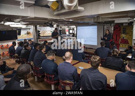 Forces militaires AMÉRICAINES. 180719JI086-001 BLACK SEA (19 juillet 2018) des marins à bord du destroyer de missiles guidés de classe Arleigh Burke USS porter (DDG 78) mènent une formation à la sécurité des petits bateaux, le 19 juillet 2018. Porter, déployé à l’avant à Rota, en Espagne, en est à sa cinquième patrouille dans la zone d’opérations de la 6e flotte américaine en appui aux intérêts de sécurité nationale des États-Unis en Europe et en Afrique. (Photo de l'US Navy par Ford Williams, spécialiste des communications de masse de 2e classe/publiée) Banque D'Images