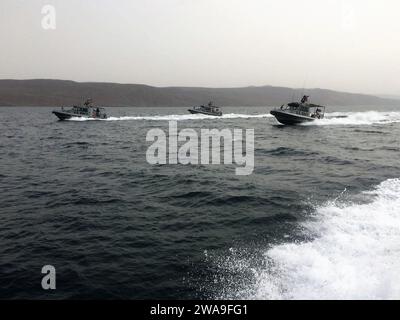 Forces militaires AMÉRICAINES. 180814EH436-050 GOLFE DE TADJOURA, Djibouti (le 14 août 2018) les membres affectés au Groupe de travail (TH) 68,6 s'entraînent à des exercices de formation pendant l'entraînement en cours dans le golfe de Tadjoura le 10 août 2018. Le TG-68,6 est déployé à l'avant dans la zone d'opérations de la 6e flotte américaine et mène des opérations navales et interarmées, souvent de concert avec des partenaires alliés et interagences, afin de promouvoir les intérêts nationaux américains, la sécurité et la stabilité en Europe et en Afrique. (Photo de l'US Navy par Quartermaster 2nd Class Ashley Taylor/publié) Banque D'Images