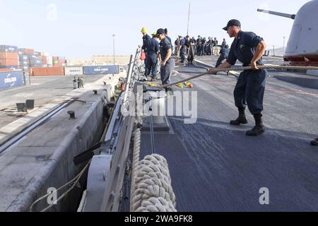 Forces militaires AMÉRICAINES. 180814QR145-037 AGADIR, Maroc (14 août 2018) - technicien cryptologique (maintenance) de 2e classe Will Barnard lève une ligne d'amarrage alors que le destroyer de missiles guidés de classe Arliegh Burke USS Ross (DDG 71) quitte Agadir, Maroc, le 14 août 2018 après une visite prévue du port. Ross, déployé à l'avant à Rota, en Espagne, effectue sa septième patrouille dans la zone d'opérations de la 6e flotte américaine en appui aux intérêts de sécurité nationale des États-Unis en Europe et en Afrique. (Photo de l'US Navy par la spécialiste des communications de masse de 3e classe Krystina Coffey/ publiée) Banque D'Images