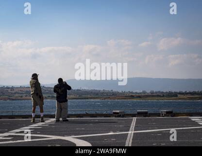 Forces militaires AMÉRICAINES. DÉTROIT DE DARDANELLES (15 août 2018) le navire de transport rapide expéditionnaire de classe Spearhead USNS Carson City (T-EPF 7) transite dans le détroit de Dardanelles le 15 août 2018. Carson City est le septième des neuf navires expéditionnaires de transport rapide dans l'inventaire du Military Sealift Command avec une mission principale de fournir le transport rapide de matériel militaire et de personnel dans le théâtre via sa zone de mission reconfigurable de 20 000 pieds carrés et des sièges pour 312 passagers. (Photo de l'US Navy par Kyle Steckler, spécialiste des communications de masse de 1e classe/libéré) Banque D'Images