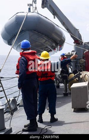 Forces militaires AMÉRICAINES. 180815QR145-066 OCÉAN ATLANTIQUE EST (15 août 2018) - des marins descendent un bateau gonflable à coque rigide à bord du destroyer de missiles guidés de classe Arleigh Burke USS Ross (DDG 71) pour un transfert de passagers dans l'océan Atlantique, le 15 août 2018. Ross, déployé à l'avant à Rota, en Espagne, effectue sa septième patrouille dans la zone d'opérations de la 6e flotte américaine en appui aux intérêts de sécurité nationale des États-Unis en Europe et en Afrique. (Photo de l'US Navy par la spécialiste des communications de masse de 3e classe Krystina Coffey/ publiée) Banque D'Images