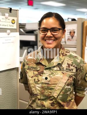 Forces militaires AMÉRICAINES. Jillian Torres, sous-officier des ressources humaines du 364th Sustainment Command (Expeditionary), prend une brève pause dans l'examen des rapports de préparation du personnel lors de l'assemblée d'entraînement au combat le 26 août 2018 au centre de réserve des forces armées à Marysville, Washington. Banque D'Images