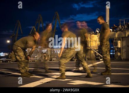 Forces militaires AMÉRICAINES. POTI, Géorgie (18 août 2018) soldats de l'armée américaine affectés à la Compagnie Bravo, 2e bataillon, 5e régiment de cavalerie, 1e brigade blindée combat Team, 1e division de cavalerie, à bord du navire de transport rapide expéditionnaire de classe Spearhead USNS Carson City (T-EPF 7) alors que le navire quitte Poti, Géorgie, le 18 août 2018. Carson City est le septième des neuf navires expéditionnaires de transport rapide dans l'inventaire du Military Sealift Command avec une mission principale de fournir le transport rapide de matériel militaire et de personnel dans le théâtre via sa zone de mission reconfigurable de 20 000 pieds carrés et se Banque D'Images