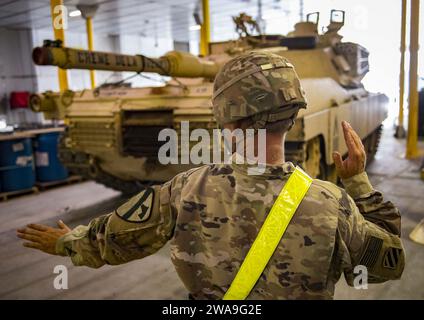 Forces militaires AMÉRICAINES. POTI, Géorgie (22 août 2018) Un soldat de l'armée américaine affecté à la compagnie Bravo, 2e bataillon, 5e régiment de cavalerie, 1e brigade blindée, 1e division de cavalerie, dirige un véhicule de récupération HERCULES M88 à bord du navire de transport rapide expéditionnaire de classe Spearhead USNS Carson City (T-EPF 7) à Poti, Géorgie, le 22 août 2018. Carson City est le septième des neuf navires expéditionnaires de transport rapide dans l'inventaire du Military Sealift Command avec une mission principale de fournir le transport rapide d'équipement militaire et de personnel sur le théâtre via sa reconfigurabl de 20 000 pieds carrés Banque D'Images