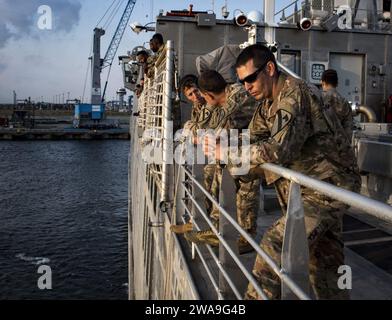 Forces militaires AMÉRICAINES. CONSTANTA, Roumanie (24 août 2018) les soldats de l'armée américaine affectés à la Compagnie Bravo, 2e bataillon, 5e régiment de cavalerie, 1e brigade blindée équipe de combat, 1e division de cavalerie surveillent l'arrivée du navire de transport rapide expéditionnaire de classe Spearhead USNS Carson City (T-EPF 7) à Constanta, Roumanie, le 24 août 2018. Carson City est le septième des neuf navires expéditionnaires de transport rapide dans l'inventaire du Military Sealift Command avec une mission principale de fournir le transport rapide de matériel militaire et de personnel dans le théâtre via sa zone de mission reconfigurable de 20 000 pieds carrés et Banque D'Images