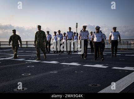 Forces militaires AMÉRICAINES. CONSTANTA, Roumanie (27 août 2018) les militaires roumains, à droite, reçoivent une visite de marins affectés au navire de transport rapide expéditionnaire de classe Spearhead USNS Carson City (T-EPF 7) à Constanta, Roumanie, le 27 août 2018. Carson City est le septième des neuf navires expéditionnaires de transport rapide dans l'inventaire du Military Sealift Command avec une mission principale de fournir le transport rapide de matériel militaire et de personnel dans le théâtre via sa zone de mission reconfigurable de 20 000 pieds carrés et des sièges pour 312 passagers. (Photo de l'US Navy par Mass communication Specialist 1s Banque D'Images