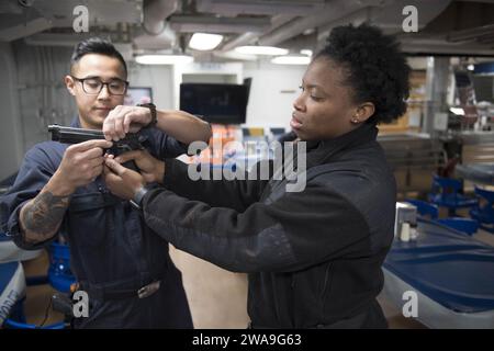 Forces militaires AMÉRICAINES. 180829EV253-084 OCÉAN ATLANTIQUE (29 août 2018) Fire Controlman de 1e classe Lewis Kim, à gauche, enseigne à Boatswain's Mate de 2e classe Brazzell à utiliser un pistolet de 9 mm à bord du destroyer de missiles guidés de classe Arleigh Burke USS Bulkeley (DDG 84) le 29 août 2018. Bulkeley, domicilié à la base navale de Norfolk, mène des opérations navales dans la zone d'opérations de la 6e flotte américaine à l'appui des intérêts de sécurité nationale des États-Unis en Europe et en Afrique. (Photo de la marine américaine par Sara Eshleman, spécialiste en communication de masse de 3e classe/publiée) Banque D'Images