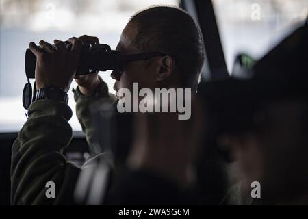 Forces militaires AMÉRICAINES. DÉTROIT DU BOSPHORE (30 août 2018) le marin de la fonction publique Daniel Cacatian est debout à bord du navire de transport rapide expéditionnaire de classe Spearhead USNS Carson City (T-EPF 7) alors que le navire transite dans le détroit du Bosphore après avoir quitté la mer Noire, le 30 août 2018. Carson City est le septième des neuf navires expéditionnaires de transport rapide dans l'inventaire du Military Sealift Command avec une mission principale de fournir le transport rapide de matériel militaire et de personnel dans le théâtre via sa zone de mission reconfigurable de 20 000 pieds carrés et des sièges pour 312 passagers. (Photo de l'US Navy par Mass Banque D'Images