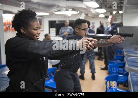 Forces militaires AMÉRICAINES. 180829EV253-074 OCÉAN ATLANTIQUE (29 août 2018) Boatswain's Mate de 2e classe Sharnisha Brazzelle apprend à utiliser un pistolet de 9 mm lors d'un cours de familiarisation aux armes à bord du destroyer de missiles guidés de classe Arleigh Burke USS Bulkeley (DDG 84) 29 août 2018. Bulkeley, domicilié à la base navale de Norfolk, mène des opérations navales dans la zone d'opérations de la 6e flotte américaine à l'appui des intérêts de sécurité nationale des États-Unis en Europe et en Afrique. (Photo de la marine américaine par Sara Eshleman, spécialiste en communication de masse de 3e classe/publiée) Banque D'Images