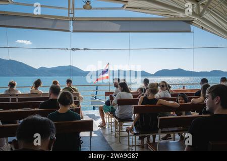 Koh Chang, Thaïlande. 28 décembre 2023. Une vue générale à l'intérieur du ferry sur le chemin de l'île de Koh Chang, avec les touristes et les habitants. Le ferry pour l'île de Koh Chang part du continent Ao Thammachat Pier sur le continent pour arriver à Ao Sapparot Pier sur la côte nord-est de Koh Chang. L'île de Koh Chang, connue sous le nom d'« île des éléphants » en raison de son promontoire en forme d'éléphant, est la troisième plus grande île de Thaïlande après Phuket et Samui. Crédit : SOPA Images Limited/Alamy Live News Banque D'Images