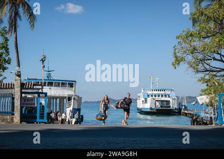 Koh Chang, Thaïlande. 28 décembre 2023. Les touristes arrivent du ferry, sur l'île de Koh Chang, à la jetée d'Ao Sapparot. Le ferry pour l'île de Koh Chang part du continent Ao Thammachat Pier sur le continent pour arriver à Ao Sapparot Pier sur la côte nord-est de Koh Chang. L'île de Koh Chang, connue sous le nom d'« île des éléphants » en raison de son promontoire en forme d'éléphant, est la troisième plus grande île de Thaïlande après Phuket et Samui. Crédit : SOPA Images Limited/Alamy Live News Banque D'Images