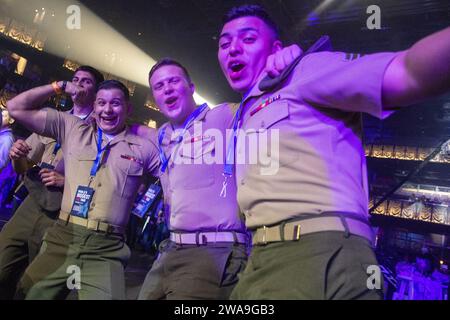 Forces militaires AMÉRICAINES. Les Marines dansent sur la Florida Georgia Line alors qu'ils se produisent pour les membres du service présents en personne et dans le monde entier grâce à la vidéo en streaming au World's Biggest USO Tour à Washington, D.C., le 13 septembre 2018. Les performances de Florida Georgia Line, de l'acteur-comédien Adam Devine et du célèbre chef Robert Irvine ont été retransmises en direct aux membres du service dans 88 emplacements USO à travers les États-Unis et dans le monde entier. (Photo du DoD par le Petty Officer de la Marine de 1e classe Dominique A. Pineiro) Banque D'Images