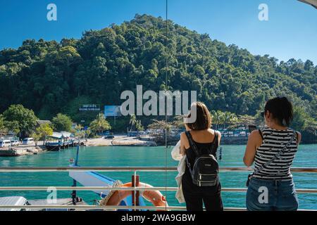 Koh Chang, Thaïlande. 28 décembre 2023. Les touristes sont vus prendre des photos du ferry, à leur arrivée à l'île de Koh Chang. Le ferry pour l'île de Koh Chang part du continent Ao Thammachat Pier sur le continent pour arriver à Ao Sapparot Pier sur la côte nord-est de Koh Chang. L'île de Koh Chang, connue sous le nom d'« île des éléphants » en raison de son promontoire en forme d'éléphant, est la troisième plus grande île de Thaïlande après Phuket et Samui. (Photo Nathalie Jamois/SOPA Images/Sipa USA) crédit : SIPA USA/Alamy Live News Banque D'Images