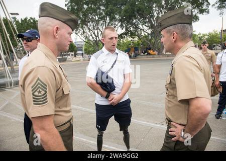 Forces militaires AMÉRICAINES. Le lieutenant-général Michael Rocco, commandant adjoint des Affaires de main-d'œuvre et de réserve, et le sergent-major Troy Black, sergent-major des Affaires de main-d'œuvre et de réserve, rencontrent les concurrents, les familles et le personnel de l'équipe américaine avant la cérémonie d'ouverture des Jeux Invictus Sydney 2018 à Sydney, Nouvelle-Galles du Sud, Australie ; le 20 octobre 2018. Les Jeux Invictus sont un événement sportif adapté international avec des militaires blessés, malades ou blessés, actuels ou anciens, de 18 nations qui participent à 12 sports adaptés, y compris le tir à l'arc, l'athlétisme, l'aviron en salle, le powerlifting, cyclisme sur route, dr Banque D'Images