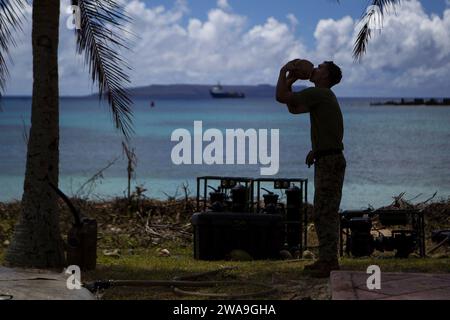 Forces militaires AMÉRICAINES. 181031PJ332-079 TINIAN, Commonwealth des îles Mariannes du Nord (31 octobre 2018) le sergent de marine Joshua Garber, de Brainerd, Minnesota, ingénieur de combat du bataillon de logistique de combat (CLB) 31, boit une noix de coco pendant les opérations de secours à la suite du super typhon Yutu, Tinian, Commonwealth des îles Mariannes du Nord, 31 octobre, 2018. Les Marines de la 31e Marine Expeditionary Unit (MEU) et de la CLB-31 arrivent à Tinian le 29 octobre 2018, à la suite du Super Typhon Yutu dans le cadre des efforts de secours de l'US Defense support of civil Authorities (DSCA). Le 31e MEU, le Marine C Banque D'Images