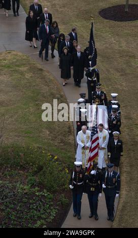 Forces militaires AMÉRICAINES. 181206WJ663-0420 COLLEGE STATION, Texas (6 décembre 2018) la Garde d'honneur de cérémonie transporte le cercueil de l'ancien président George H.W. Bush jusqu'à sa dernière demeure au George Bush Presidential Library Center de l'Université Texas A&M à College Station, Texas, le 6 décembre 2018. Bush, le 41e président des États-Unis, est décédé le 30 novembre 2018 à Houston, Texas, à l'âge de 94 ans. Bush a effectué 58 missions de combat en tant que pilote de la Marine pendant la Seconde Guerre mondiale, pour lesquelles il a reçu la Distinguished Flying Cross, trois médailles de l'Air et partagé la Presidential Unit Citation décernée à la lig Banque D'Images