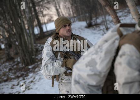 Forces militaires AMÉRICAINES. Le général du corps des Marines Joe Dunford, président du joint Chiefs of Staff, rencontre des militaires déployés à Vaernes, en Norvège, le 21 décembre 2018. Dunford, ainsi que des artistes de l'USO, ont rendu visite à des membres du service qui sont loin de chez eux pendant les vacances à divers endroits. Les artistes de cette année comprennent les acteurs Milo Ventimiglia, Wilmer Valderrama, DJ J Dayz, Fittest Man on Earth Matt Fraser, Shaun White, 3 fois médaillé olympique de golf, la chanteuse de country Kellie Pickler et le comédien Jessiemae Peluso. (Photo du DoD par le Petty Officer de la Marine de 1e classe Dominique A. Pineiro) Banque D'Images