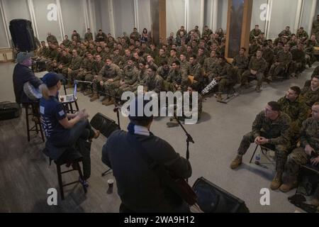 Forces militaires AMÉRICAINES. Le général du corps des Marines Joe Dunford, président du joint Chiefs of Staff, rencontre des militaires déployés à Vaernes, en Norvège, le 21 décembre 2018. Dunford, ainsi que des artistes de l'USO, ont rendu visite à des membres du service qui sont loin de chez eux pendant les vacances à divers endroits. Les artistes de cette année comprennent les acteurs Milo Ventimiglia, Wilmer Valderrama, DJ J Dayz, Fittest Man on Earth Matt Fraser, le médaillé d’or olympique 3 fois Shaun White, la chanteuse de country Kellie Pickler et le comédien Jessiemae Peluso. (Photo du DoD par le Petty Officer de la Marine de 1e classe Dominique A. Pineiro) Banque D'Images