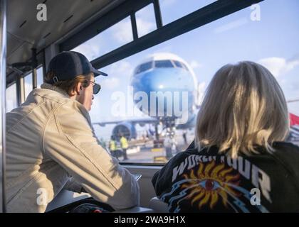 Forces militaires AMÉRICAINES. Le général Joe Dunford, président du joint Chiefs of Staff, rencontre des membres déployés lors de l'activité de soutien naval Bahrain, le 22 décembre 2018. Dunford, ainsi que des artistes de l'USO, ont rendu visite à des membres du service qui sont loin de chez eux pendant les vacances à divers endroits. Les artistes de cette année comprennent les acteurs Milo Ventimiglia, Wilmer Valderrama, DJ J Dayz, Fittest Man on Earth Matt Fraser, le médaillé d’or olympique 3 fois Shaun White, la chanteuse de country Kellie Pickler et le comédien Jessiemae Peluso. (Photo du DoD par le Petty Officer de la Marine de 1e classe Dominique A. Pineiro) Banque D'Images