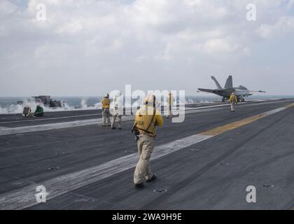 Forces militaires AMÉRICAINES. Le général du corps des Marines Joe Dunford, président du joint Chiefs of Staff, rencontre les marins et les Marines déployés à bord du porte-avions USS John C. Stennis (CVN 74) dans le golfe Arabique, le 23 décembre 2018. Dunford, ainsi que des artistes de l'USO, ont rendu visite à des membres du service qui sont loin de chez eux pendant les vacances à divers endroits. Les artistes de cette année comprennent les acteurs Milo Ventimiglia, Wilmer Valderrama, DJ J Dayz, Fittest Man on Earth Matt Fraser, le médaillé d’or olympique 3 fois Shaun White, la chanteuse de country Kellie Pickler et le comédien Jessiemae Peluso. (Photo du DoD par Navy Banque D'Images