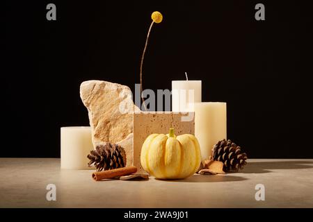 Plusieurs bougies blanches affichées avec des pommes de pin, citrouille et bâton de cannelle sur fond noir. Thanksgiving est un jour de remerciement Banque D'Images