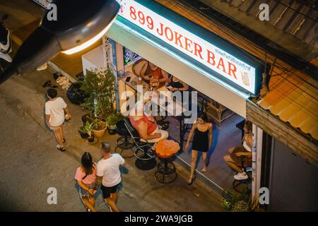 Pattaya, Thaïlande. 27 décembre 2023. Une vue au-dessus du '899 Joker Bar', un bar d'hôtesse, pendant la nuit, à soi Buakhao. Pattaya a une vie nocturne animée. La ville est entourée par un grand nombre de bars hôtes, bars gogo, salons de massage, saunas et hôtels horaires, servir les touristes étrangers et les habitants. Crédit : SOPA Images Limited/Alamy Live News Banque D'Images