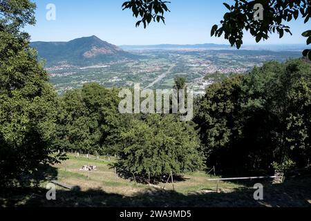 Vue de la ville métropolitaine de Turin depuis la Sacra di San Michele, un complexe religieux sur le mont Pirchiriano, situé sur le Val di Susa Banque D'Images