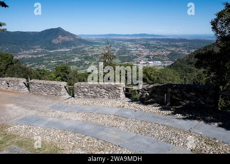 Vue de la ville métropolitaine de Turin depuis la Sacra di San Michele, un complexe religieux sur le mont Pirchiriano, situé sur le Val di Susa Banque D'Images