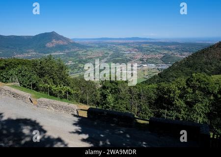 Vue de la ville métropolitaine de Turin depuis la Sacra di San Michele, un complexe religieux sur le mont Pirchiriano, situé sur le Val di Susa Banque D'Images