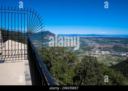 Vue sur les environs du Val di Susa depuis Sacra di San Michele, un complexe religieux sur le mont Pirchiriano à Val di Susa, Sant'Ambrogio di Torino, Turin Banque D'Images