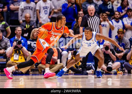 Durham, Caroline du Nord, États-Unis. 2 janvier 2024. La garde Orange de Syracuse, Quadir Copeland (24), conduit sur la garde des Duke Blue Devils, Jaylen Blakes (2), lors du match de basket-ball de l'ACC au Cameron Indoor à Durham, en Caroline du Nord. (Scott Kinser/CSM). Crédit : csm/Alamy Live News Banque D'Images