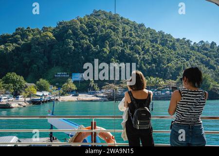 Koh Chang, Thaïlande. 28 décembre 2023. Les touristes sont vus prendre des photos du ferry, à leur arrivée à l'île de Koh Chang. Le ferry pour l'île de Koh Chang part du continent Ao Thammachat Pier sur le continent pour arriver à Ao Sapparot Pier sur la côte nord-est de Koh Chang. L'île de Koh Chang, connue sous le nom de ''˜île de l'éléphant' en raison de son promontoire en forme d'éléphant, est la troisième plus grande île de Thaïlande après Phuket et Samui. (Image de crédit : © Nathalie Jamois/SOPA Images via ZUMA Press Wire) USAGE ÉDITORIAL SEULEMENT! Non destiné à UN USAGE commercial ! Banque D'Images