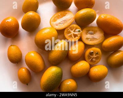 Fruit de kumquat mûr isolé sur fond blanc. gros plan. Banque D'Images